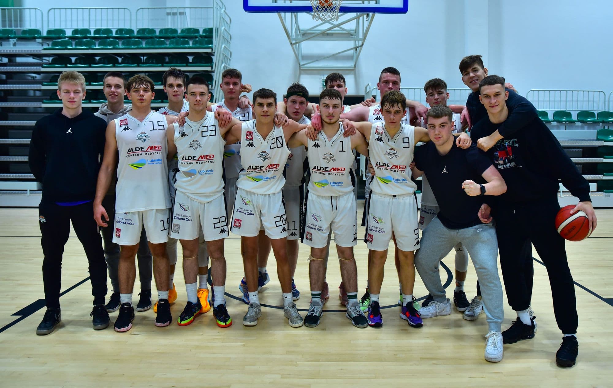Wysokie zwycięstwo w Lidze Juniorów Starszych. W sobotę debiut drużyn mieszanych chłopców ! — zdjęcie 1